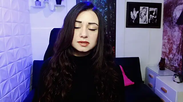 Snapshot of Eva_Roussell chatting on November 15, 2025, 2:32 pm Eva Roussell online show from November 15, 2025, 2:32 pm