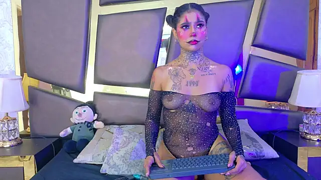 Snapshot of EmilieLake chatting on October 29, 2025, 8:30 pm EmilieLake online show from October 29, 2025, 8:30 pm