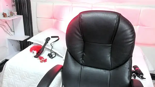 Snapshot of Violet_sl4ve chatting on October 4, 2025, 4:41 pm Violet sl4ve online show from October 4, 2025, 4:41 pm