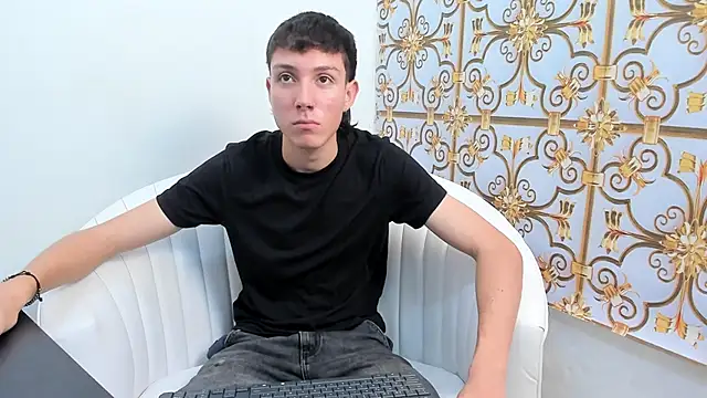 Snapshot of LittleDanny_ chatting on December 16, 2025, 5:06 pm LittleDanny online show from December 16, 2025, 5:06 pm