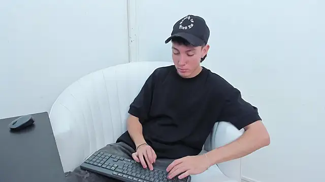 Snapshot of LittleDanny_ chatting on November 12, 2025, 4:00 pm LittleDanny online show from November 12, 2025, 4:00 pm