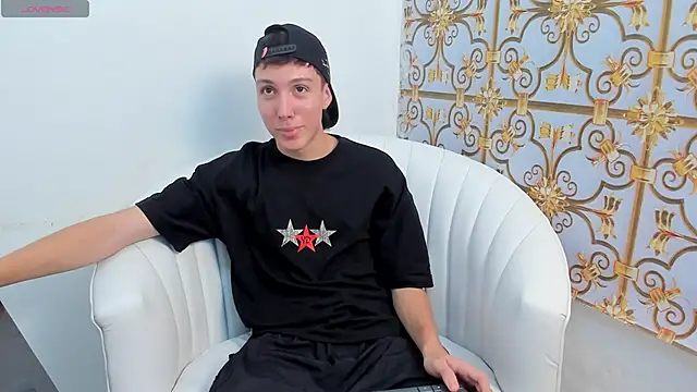 Snapshot of LittleDanny_ chatting on December 2, 2025, 7:15 pm LittleDanny online show from December 2, 2025, 7:15 pm