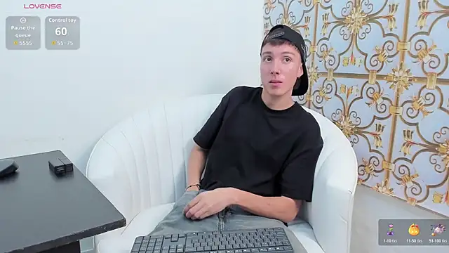 Snapshot of LittleDanny_ chatting on November 24, 2025, 7:25 pm LittleDanny online show from November 24, 2025, 7:25 pm