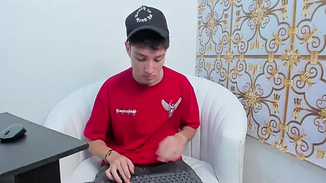 Snapshot of LittleDanny_ chatting on November 16, 2025, 3:39 pm LittleDanny online show from November 16, 2025, 3:39 pm