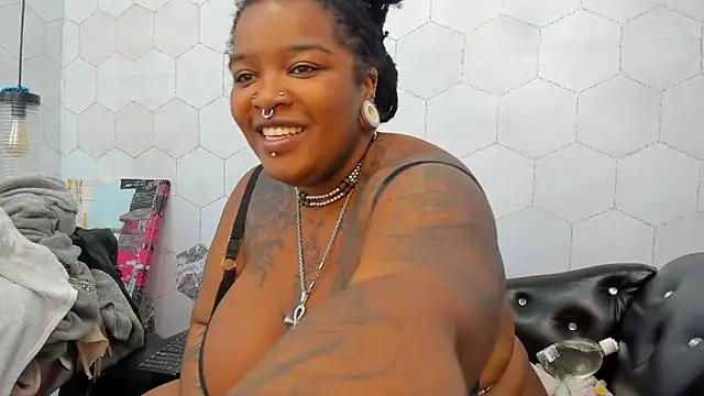 Snapshot of Anaa_Fuentess chatting on October 10, 2025, 12:17 pm Anaa Fuentess online show from October 10, 2025, 12:17 pm