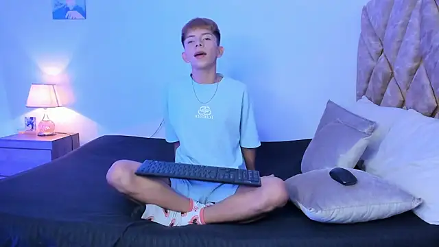 Hyunjin Son online show from December 20, 2025, 3:26 pm