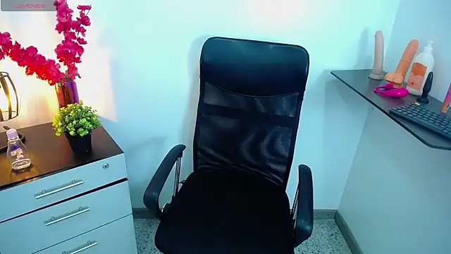 Snapshot of Miia_colliins chatting on October 2, 2025, 1:36 pm Miia colliins online show from October 2, 2025, 1:36 pm