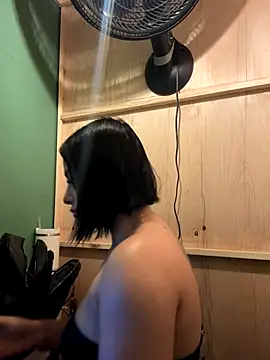 AlannaEvons online show from December 1, 2025, 6:42 pm