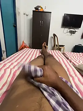 usermood2000 online show from December 5, 2025, 5:39 am