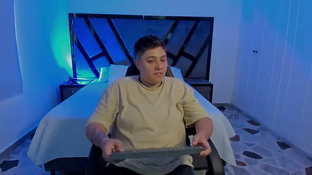 Snapshot of IanGilbert chatting on November 28, 2025, 8:20 pm IanGilbert online show from November 28, 2025, 8:20 pm