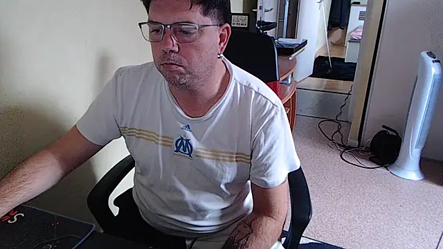 Snapshot of blueandwhite1 chatting on November 6, 2025, 4:00 pm blueandwhite1 online show from November 6, 2025, 4:00 pm