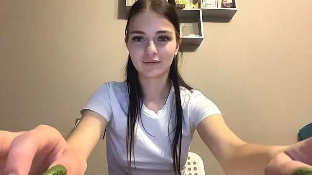 TianaWidell online show from September 18, 2025, 1:03 pm