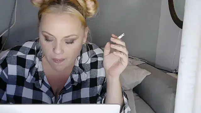 Snapshot of sweetsinzz chatting on October 25, 2025, 2:33 am sweetsinzz online show from October 25, 2025, 2:33 am