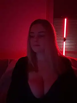 ItsLxsa online show from April 11, 2026, 8:34 pm