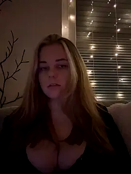 Snapshot of ItsLxsa chatting on October 20, 2025, 10:43 pm ItsLxsa online show from October 20, 2025, 10:43 pm