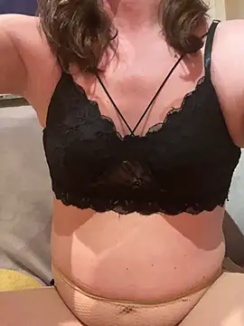 Snapshot of Cleohot1977 chatting on February 26, 2026, 5:13 pm Cleohot1977 online show from February 26, 2026, 5:13 pm