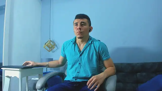 Snapshot of Eross_Santy chatting on May 4, 2026, 5:49 pm Eross Santy online show from May 4, 2026, 5:49 pm