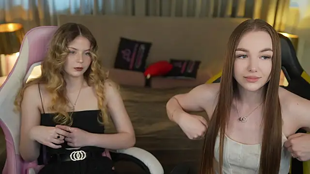 Snapshot of Ella_054 chatting on May 25, 2026, 10:36 am Ella 054 online show from May 25, 2026, 10:36 am