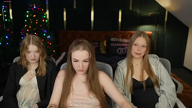 Snapshot of Ella_054 chatting on December 17, 2025, 3:39 pm Ella 054 online show from December 17, 2025, 3:39 pm