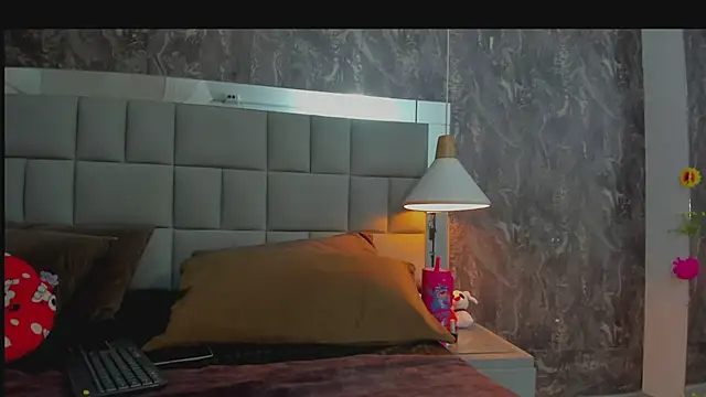 yiyisandoval online show from March 9, 2026, 8:01 pm