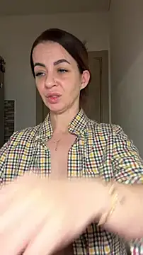 Snapshot of Roxanne_Skye chatting on December 2, 2025, 4:03 am Roxanne Skye online show from December 2, 2025, 4:03 am