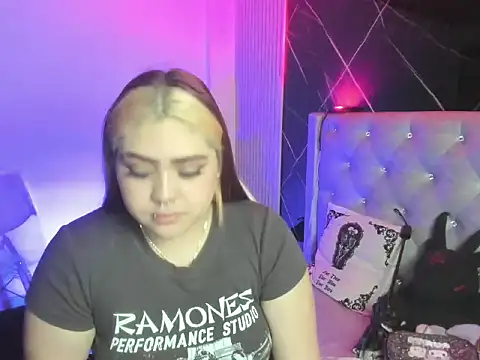 Snapshot of im_bunny__ chatting on November 28, 2025, 11:21 am im bunny online show from November 28, 2025, 11:21 am