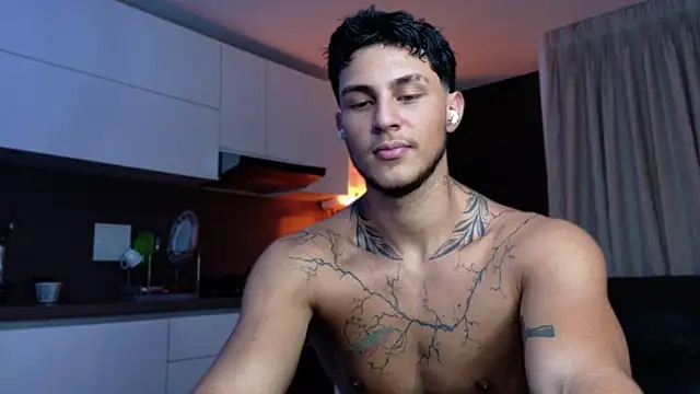 Snapshot of LeoCavalli_ chatting on November 14, 2025, 10:35 pm LeoCavalli online show from November 14, 2025, 10:35 pm