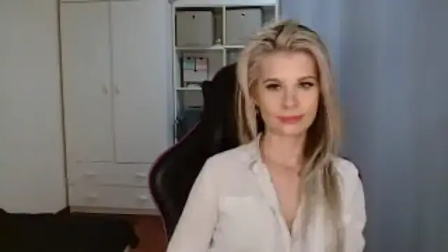 KristineGlow online show from April 6, 2026, 6:20 pm