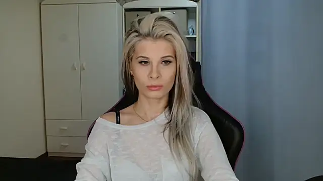 KristineGlow online show from April 17, 2026, 6:16 am