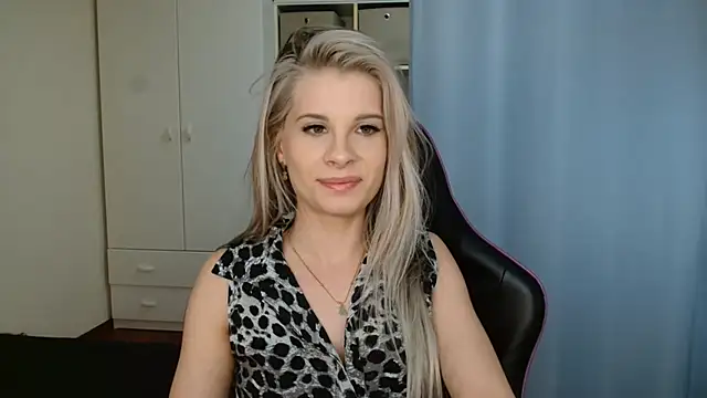 KristineGlow online show from June 1, 2026, 6:18 pm