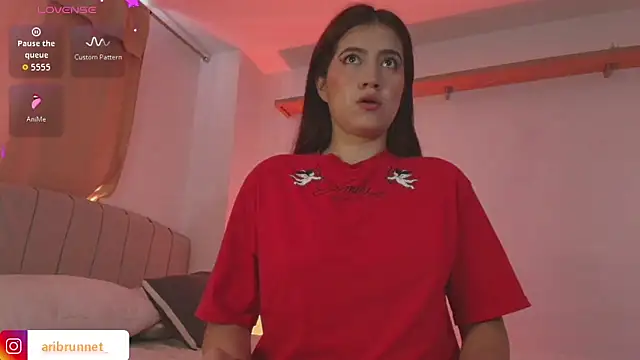 BrunnetAri  online show from December 22, 2025, 5:24 pm