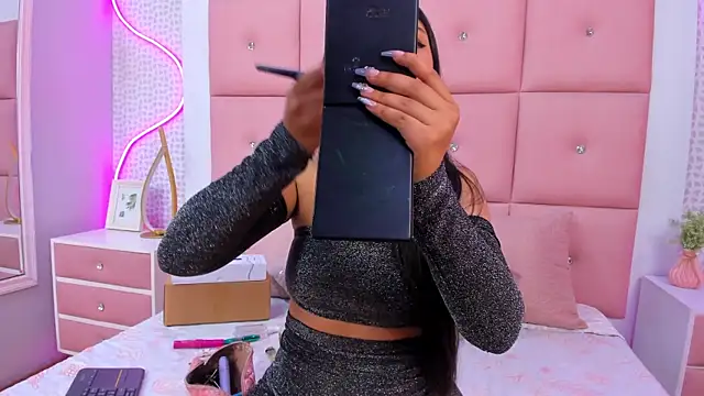 DaisySnugs1 online show from November 1, 2025, 12:32 pm