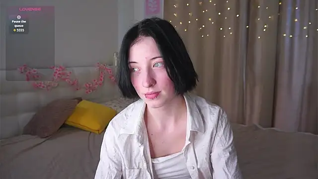 JuanaFriesz online show from March 27, 2026, 9:10 am