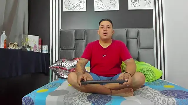 Snapshot of Hornycouple_Hot chatting on November 10, 2025, 2:44 pm Hornycouple Hot online show from November 10, 2025, 2:44 pm