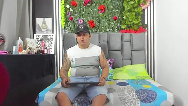 Snapshot of Hornycouple_Hot chatting on November 7, 2025, 8:24 pm Hornycouple Hot online show from November 7, 2025, 8:24 pm