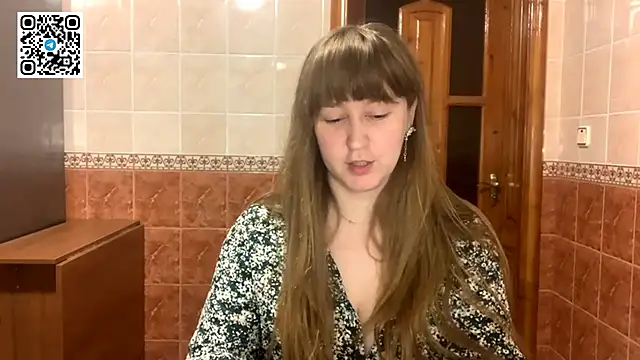 Snapshot of MaroonMoon_ chatting on November 11, 2025, 8:47 pm MaroonMoon online show from November 11, 2025, 8:47 pm