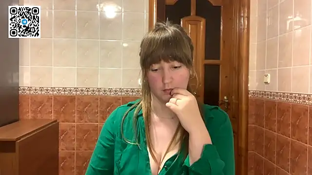 Snapshot of MaroonMoon_ chatting on November 19, 2025, 8:31 pm MaroonMoon online show from November 19, 2025, 8:31 pm