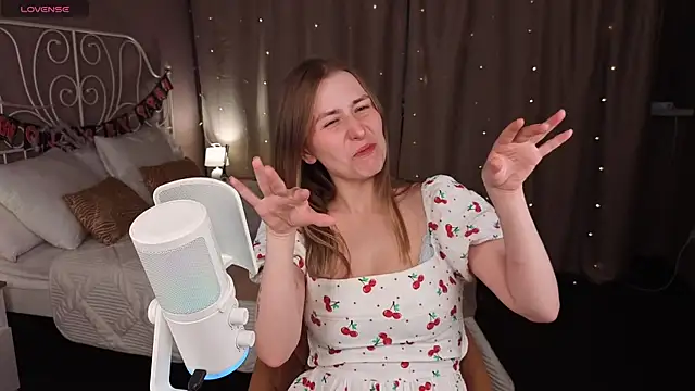 Snapshot of VesperaCeleste chatting on November 6, 2025, 6:28 am VesperaCeleste online show from November 6, 2025, 6:28 am