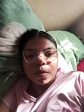 Snapshot of 2Raquel3 chatting on April 2, 2026, 8:37 pm 2Raquel3 online show from April 2, 2026, 8:37 pm