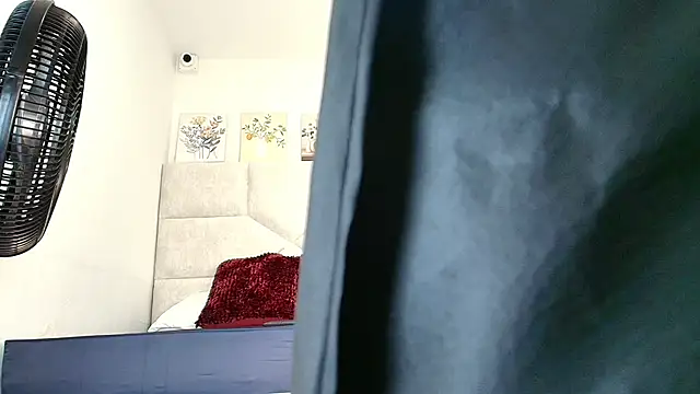 elizawiliamst online show from November 12, 2025, 11:25 am