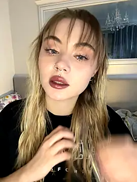 LunaMillie online show from November 9, 2025, 1:37 pm