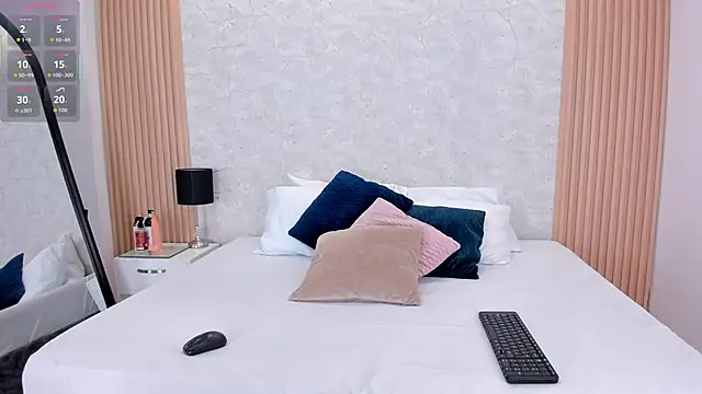 Snapshot of NaomyCollins__ chatting on September 30, 2025, 1:39 pm NaomyCollins online show from September 30, 2025, 1:39 pm