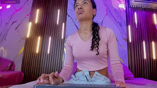 VictoriaDuart online show from September 17, 2025, 7:49 pm