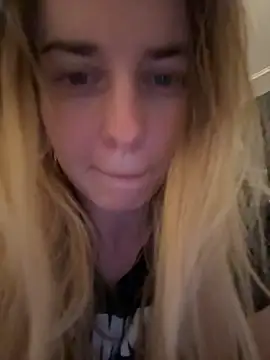Snapshot of ellieen chatting on November 21, 2025, 10:53 pm ellieen online show from November 21, 2025, 10:53 pm