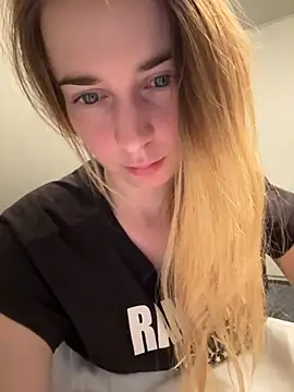 Snapshot of ellieen chatting on November 18, 2025, 10:45 pm ellieen online show from November 18, 2025, 10:45 pm