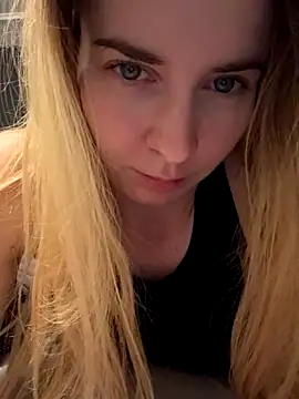 Snapshot of ellieen chatting on October 31, 2025, 11:00 pm ellieen online show from October 31, 2025, 11:00 pm