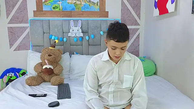 christopher Hot online show from April 6, 2026, 8:43 pm