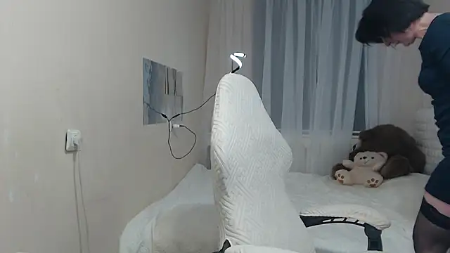 VivianGuchih online show from November 15, 2025, 12:53 pm