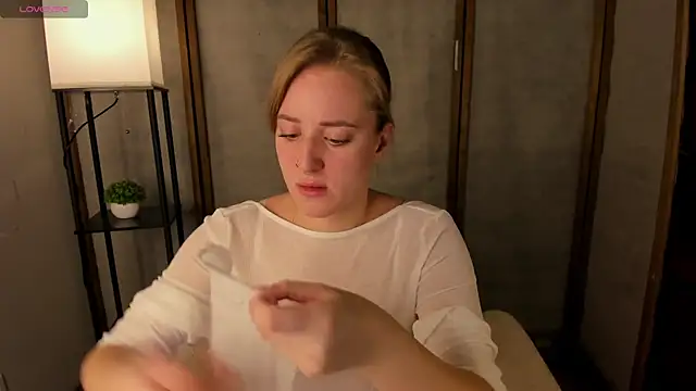 Snapshot of Alice_Cire chatting on November 17, 2025, 3:05 pm Alice Cire online show from November 17, 2025, 3:05 pm