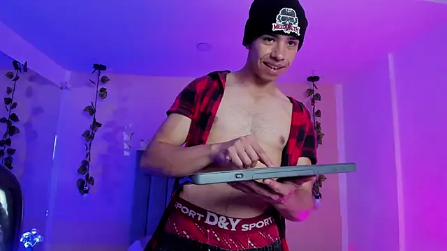 Snapshot of Muscle_Scott chatting on November 6, 2025, 1:04 pm Muscle Scott online show from November 6, 2025, 1:04 pm